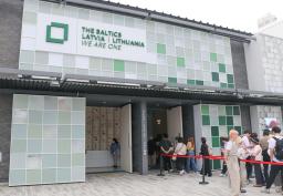 　「ミャクミャク」の人形が飾られていたバルト館＝１６日午後、大阪市此花区の夢洲