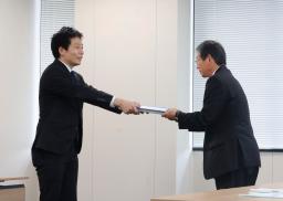 　事故検証委員会の中川保敬委員長（右）から報告書を受け取る熊本県大津町の金田英樹町長＝１６日午前、大津町役場