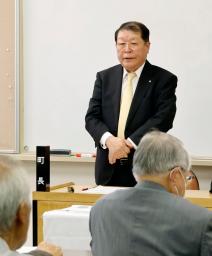 　佐賀県吉野ケ里町議会の全員協議会で発言する伊東健吾町長＝１６日午後