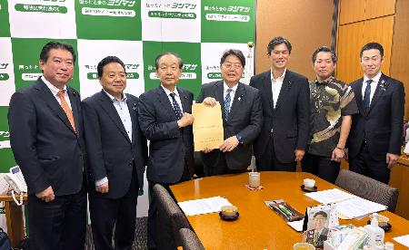 　林官房長官（中央）に提言書を手渡す「超党派花粉症対策議員連盟」の山口俊一会長＝１６日午前、国会