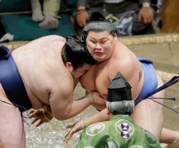 　豪ノ山（左）と激しく立ち合う大の里。押し出しで破る＝両国国技館