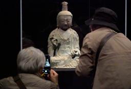 　長崎県対馬市の対馬博物館で特別公開が始まった観世音菩薩坐像を鑑賞する来館者＝１６日午後