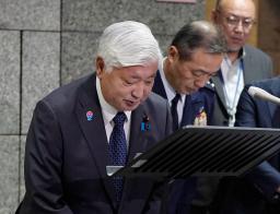 　２回目の記者会見で、発言を謝罪する中谷防衛相（左）＝１６日午後、防衛省