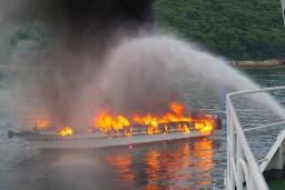 　高松市の男木島沖で炎上する観光船「第２７むくじ丸」＝１６日午後６時３９分（高松海上保安部提供）