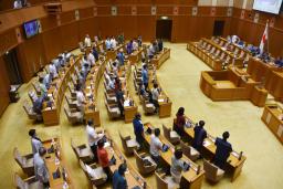 　自民党の西田昌司参院議員の発言への抗議決議を可決した沖縄県議会の本会議＝１６日夜