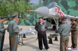 　空軍飛行隊を視察する北朝鮮の金正恩朝鮮労働党総書記（中央）＝１５日（朝鮮中央通信＝共同）
