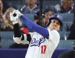 エンゼルス戦の8回、3試合連続本塁打となる16号ソロを放つドジャース・大谷=ロサンゼルス(共同)