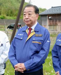 　石川県内灘町で記者団の取材に応じる立憲民主党の野田代表＝１７日午前