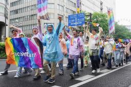 　ＬＧＢＴＱなど性的少数者の理解を広めるイベント「名古屋レインボープライド」で、名古屋市中心部を行進する参加者＝１７日午後