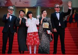 　カンヌ国際映画祭のレッドカーペットで声援に応える鈴木唯さん（中央左）や石田ひかりさん（中央右）ら「ルノワール」のスタッフ、キャスト＝１７日（ロイター＝共同）