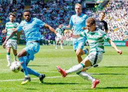 　セントミレン戦で攻め込むセルティックの前田（右）＝グラスゴー（共同）