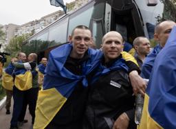 　解放されたウクライナ兵捕虜＝６日、ウクライナ・チェルニヒウ（ゲッティ＝共同）