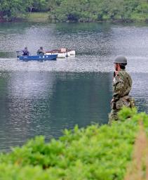 　空自Ｔ４練習機が墜落した入鹿池を調べる自衛隊員＝１８日午前、愛知県犬山市