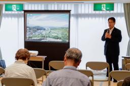 　岡山県吉備中央町で開かれたＰＦＡＳ検査結果の住民説明会で、あいさつする山本雅則町長＝１８日午後