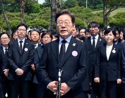 　１８日、「光州事件」の式典後、報道陣の取材に応じる韓国の革新系野党「共に民主党」の李在明前代表（中央）＝韓国・光州（共同）
