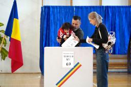 　１８日、ルーマニア大統領選決選投票の投票をする有権者＝ブカレスト（共同）