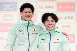 世界選手権の代表に決まり撮影に応じる、優勝した岡慎之助(右)と2位の橋本大輝=東京体育館