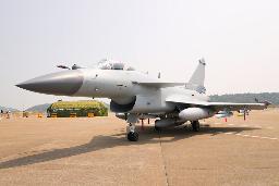 　国際航空宇宙ショーに展示された中国の戦闘機「殲１０Ｃ」＝２０２１年９月２８日、中国広東省珠海市