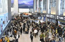 　乗客でにぎわう成田空港の到着ロビー＝昨年３月