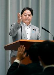 　記者会見する林官房長官＝１９日午前、首相官邸