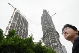 　中国福建省アモイで建設中の建物＝４月（共同）