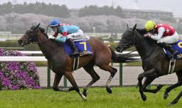 第85回桜花賞を制したエンブロイダリー(左)=4月、阪神競馬場