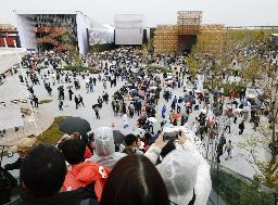 　多くの人が訪れる大阪・関西万博の会場＝４月、大阪市此花区の夢洲