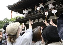 　奈良市の唐招提寺で行われた伝統行事「うちわまき」＝１９日午後