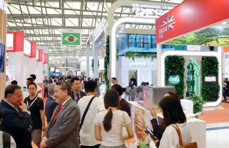 　中国上海市で開幕した食品見本市の会場＝１９日（共同）