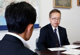 　福井県庁で敦賀１号機の廃炉完了時期が遅れることを報告する日本原子力発電の坂井毅志敦賀事業本部長（右）＝１９日午後