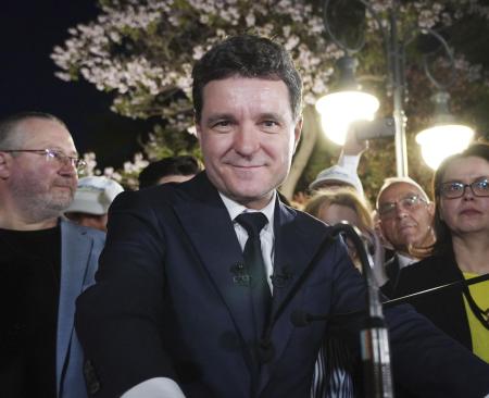 　ルーマニアの首都ブカレスト中心部で、支持者に囲まれる大統領選候補者のダン市長（中央）＝４日（共同）