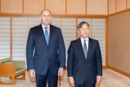 　ブルガリアのラデフ大統領と記念撮影される天皇陛下＝１９日午後、皇居・御所（宮内庁提供）