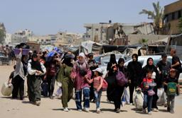 　１９日、イスラエル軍によるガザ南部ハンユニスからの退避要求を受け、移動する人々（ロイター＝共同）