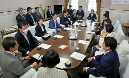 　衆院予算委の理事懇談会に臨む与野党の理事ら＝２０日午前、国会