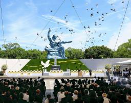 　長崎原爆犠牲者慰霊平和祈念式典＝昨年８月、長崎市