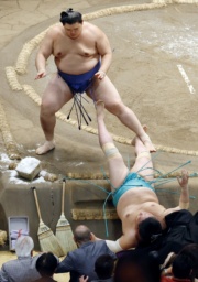　大の里（上）が押し倒しで一山本を下す＝両国国技館