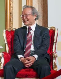 　アーベル賞の授賞式を終え、笑顔で地元メディアの取材を受ける京都大の柏原正樹特任教授＝２０日、オスロ（共同）