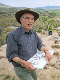 　トルコ中部のビュクリュカレ遺跡で話す大村幸弘さん＝２０１３年５月（共同）