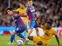 　ウルバーハンプトン戦の後半、攻め込むクリスタルパレスの鎌田（左）＝ロンドン（共同）