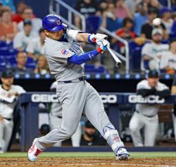 　マーリンズ戦の６回、この回２度目の打席で１２号２ランを放つカブス・鈴木＝マイアミ（共同）