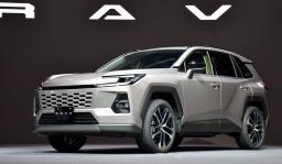 　トヨタ自動車が初公開した新型ＳＵＶ「ＲＡＶ４」＝２１日午前、東京都江東区