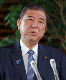 江藤拓農相の更迭に関し、記者団の取材に応じる石破首相=21日午前、首相官邸