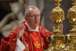 　ミサで祈りをささげるローマ教皇庁（バチカン）のパロリン国務長官＝７日、バチカン（ゲッティ＝共同）