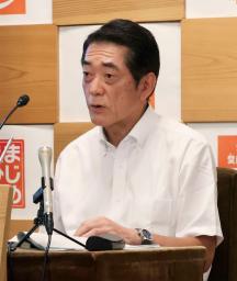 　愛媛県庁で記者会見する中村時広知事＝２１日午前