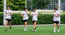 　自主トレーニングでジョギングするサッカー女子日本代表の（左から）熊谷、千葉、長野、植木＝千葉市