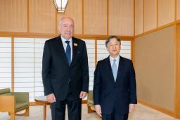 　ハンガリーのシュヨク大統領と会見された天皇陛下＝２１日午前、皇居・御所（宮内庁提供）