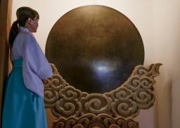 　日本最大の青銅鏡であることが分かった、飛鳥坐神社にある大型の神鏡＝奈良県明日香村