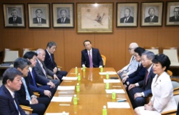 　自民党本部で開かれた、安定的な皇位継承の確保に関する懇談会の会合。奥は麻生最高顧問＝２１日午後、東京・永田町