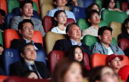 　ソウルの劇場で「不正選挙説」を扱ったドキュメンタリー映画を鑑賞する、韓国の尹錫悦前大統領（中央）＝２１日（共同）