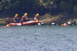 　空自Ｔ４練習機が墜落した入鹿池を捜索するダイバー＝２０日午後